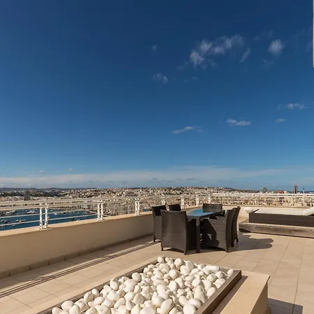 Malta - Panoramic Penthouse דירה סליאמה